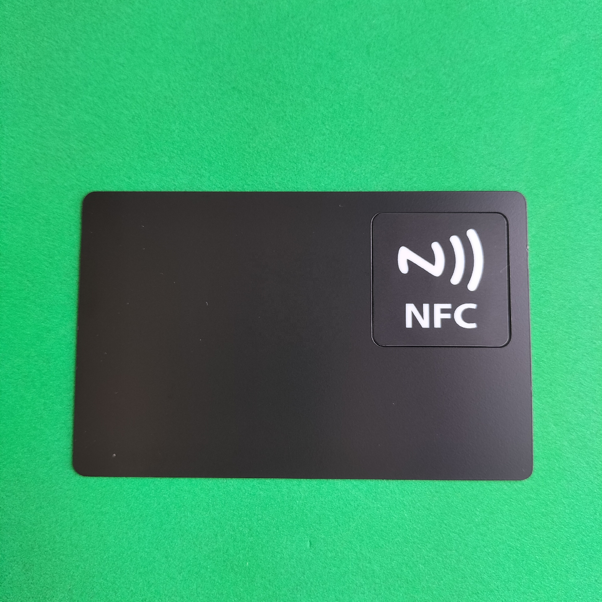 Cartões NFC de metal personalizados para uso premium em identificação, apresentados com acabamento metálico escovado para aplicações de Cartões IC metálicos com contato.
