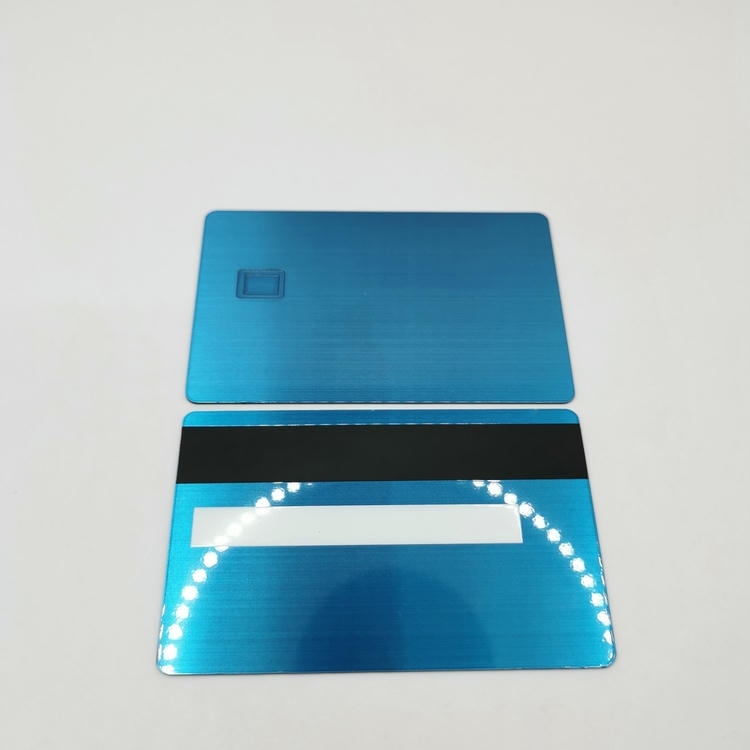Imagem nítida de Cartões NFC de Metal Escovado para ID e Networking destacando pedido em grande volume para aplicações de Cartões IC metálicos com contato.