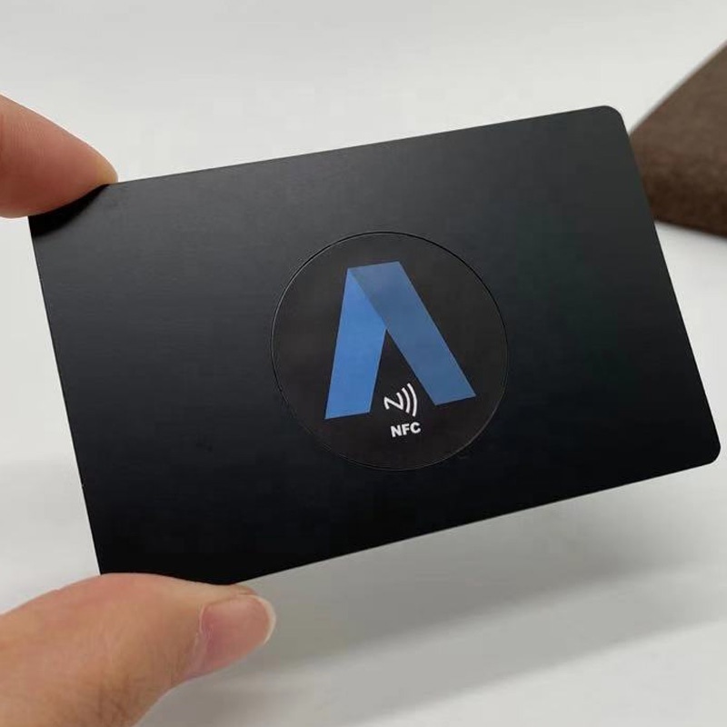 Esta imagem destaca os cartões NFC de metal personalizados para uso premium em identificação com detalhe do chip para aplicações de Cartões IC metálicos com contato.