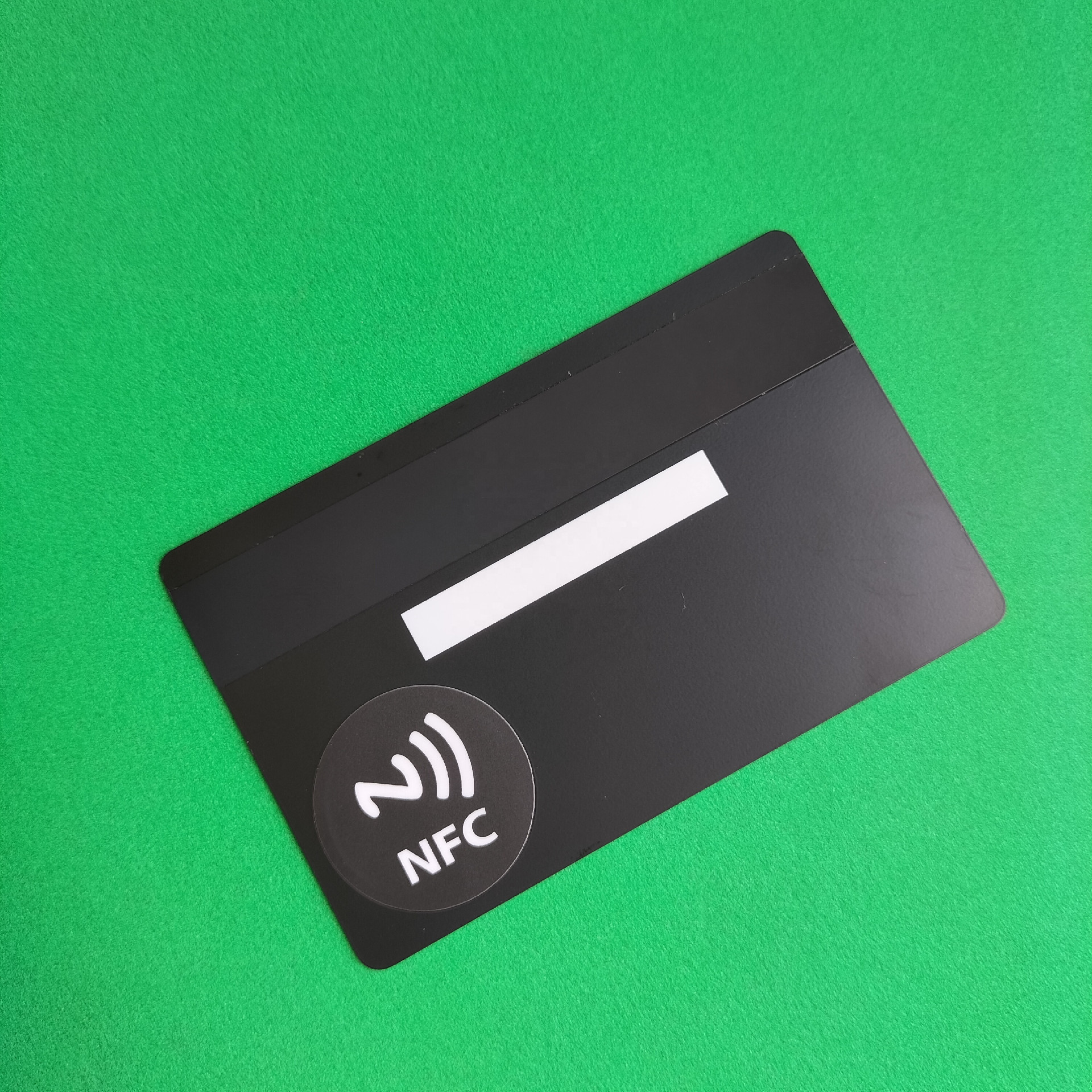 Foto dos cartões NFC metálicos personalizados para uso premium em identificação, mostrando leitura sem contato na categoria Cartões IC metálicos sem contato.