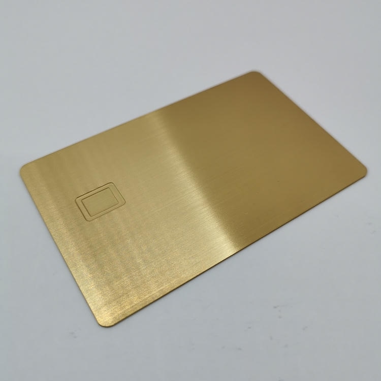 Esta imagem destaca vista detalhada em Cartões NFC de Metal Escovado para ID e Networking para aplicações de Cartões IC metálicos com contato.