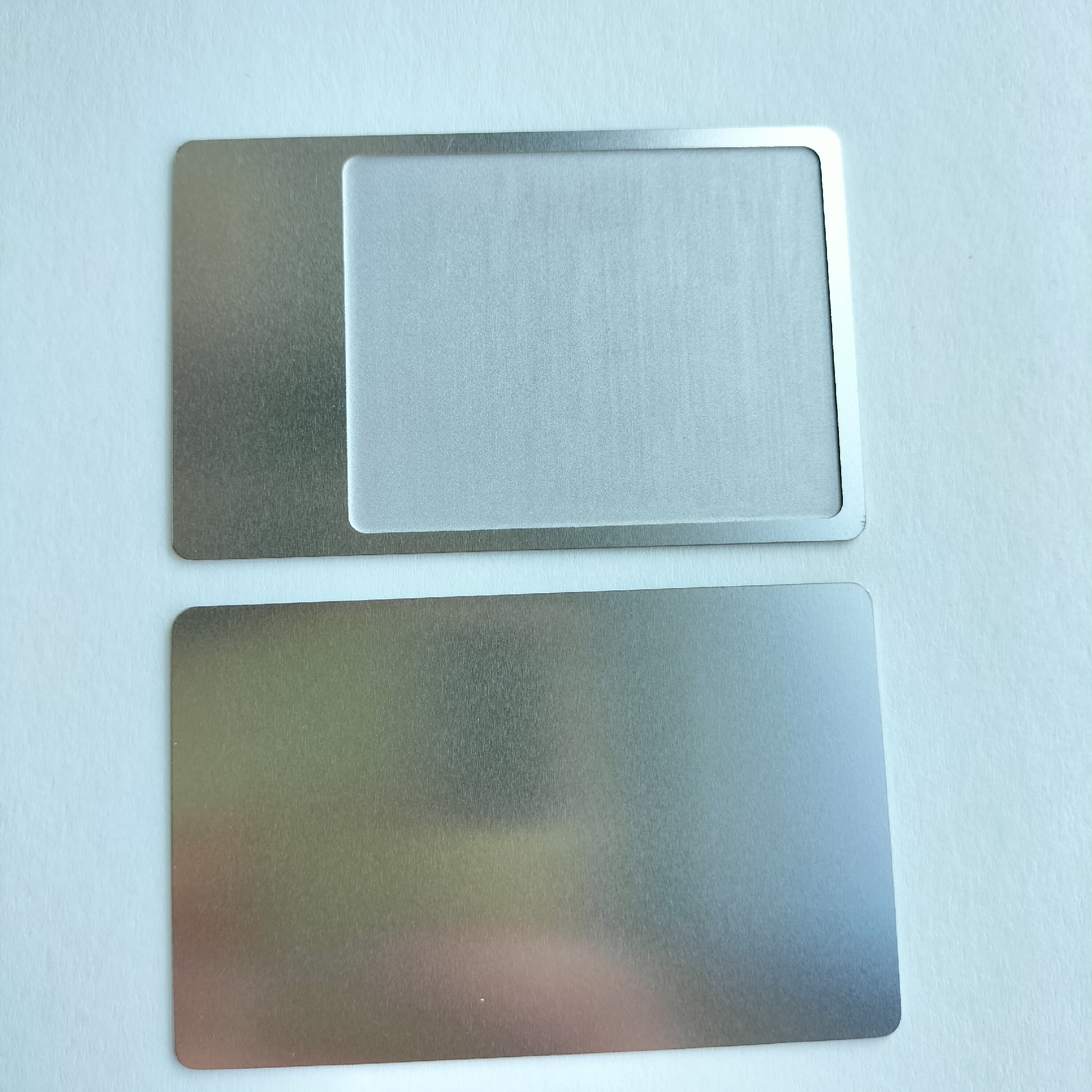 Esta imagem destaca os cartões NFC metálicos personalizados para uso premium em identificação, com corpo metálico durável para aplicações de cartões IC metálicos sem contato.