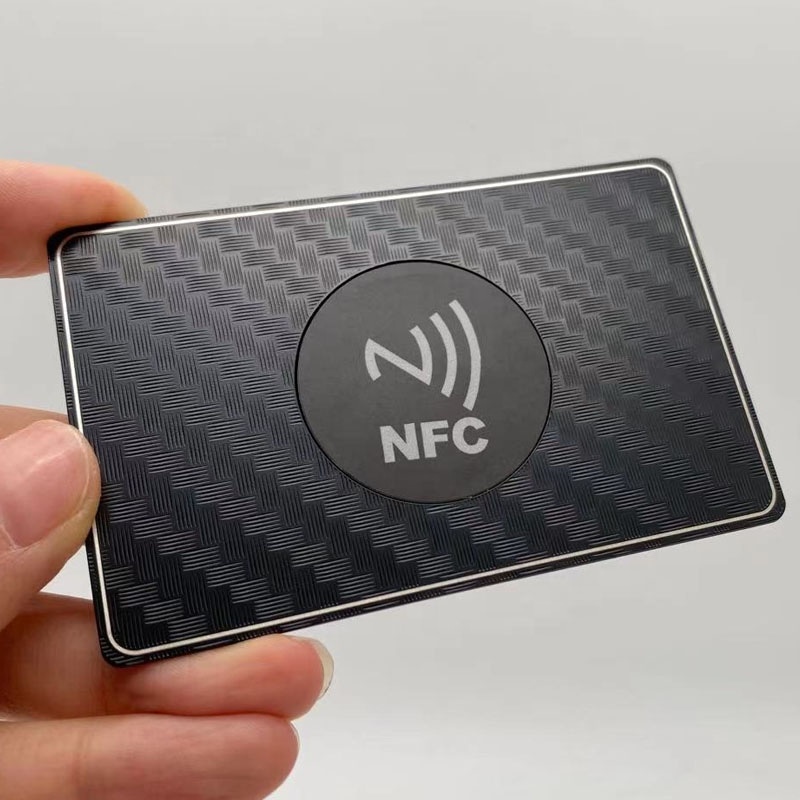 Cartões NFC metálicos personalizados para uso premium em identificação, exibidos com destaque para logotipo gravado em projetos de cartões IC metálicos sem contato.