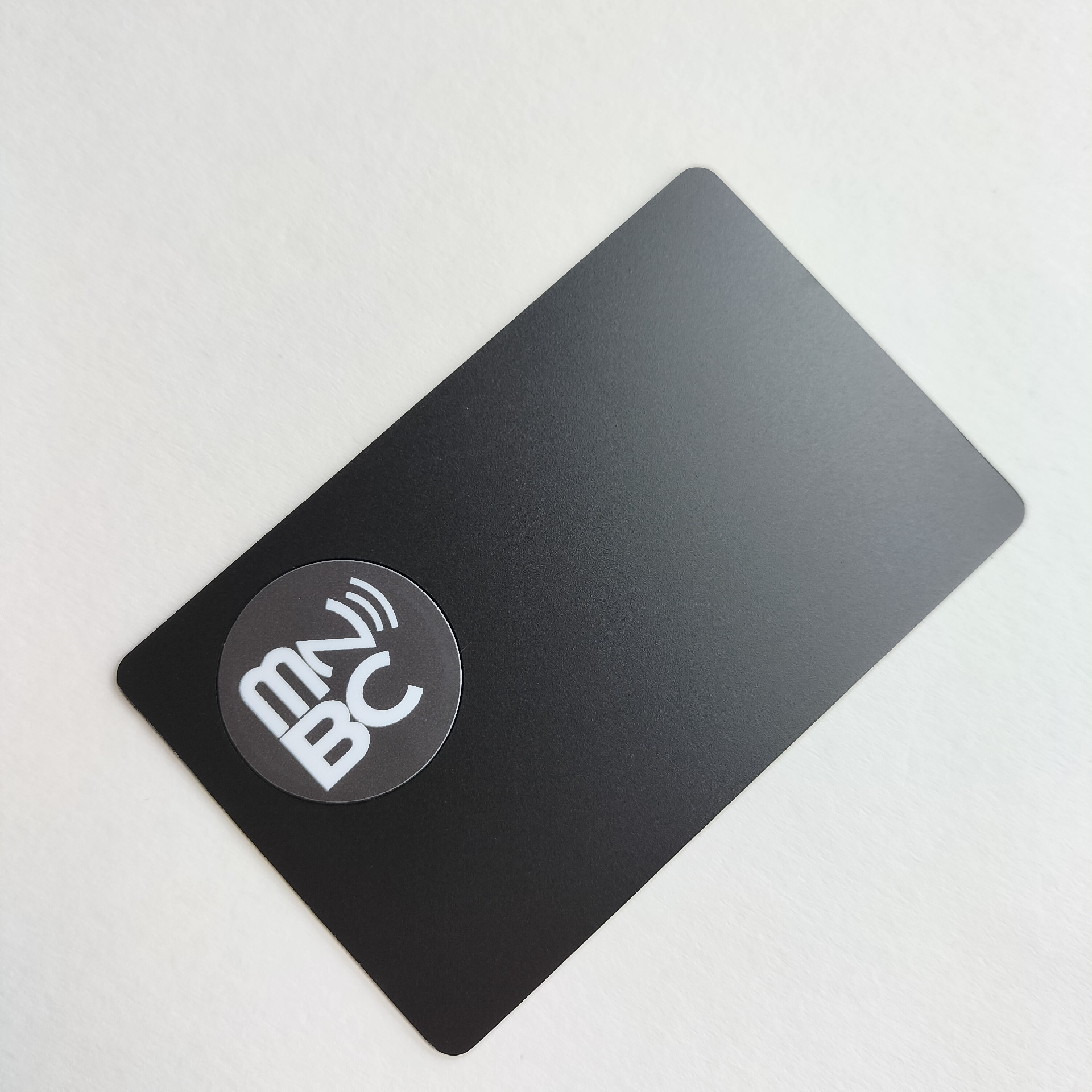 Cartões NFC de metal personalizados para uso premium em identificação, exibidos com detalhe de corte a laser para projetos de Cartões IC metálicos com contato.