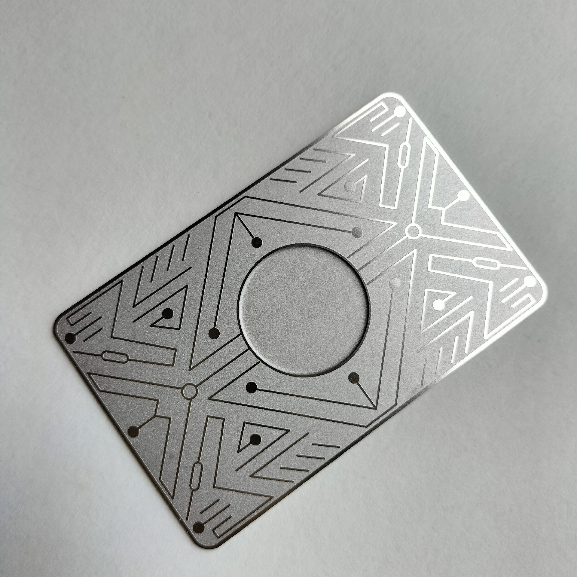 Esta imagem destaca os cartões NFC de metal personalizados para uso premium em identificação com borda polida para aplicações de Cartões IC metálicos com contato.