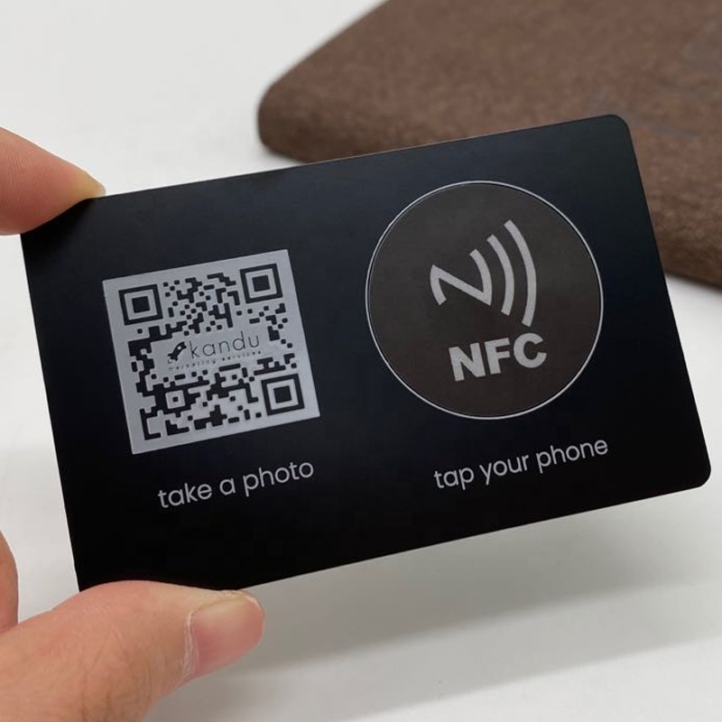 Cartões NFC de metal personalizados para uso premium em identificação, apresentados com superfície premium para aplicações de Cartões IC metálicos com contato.
