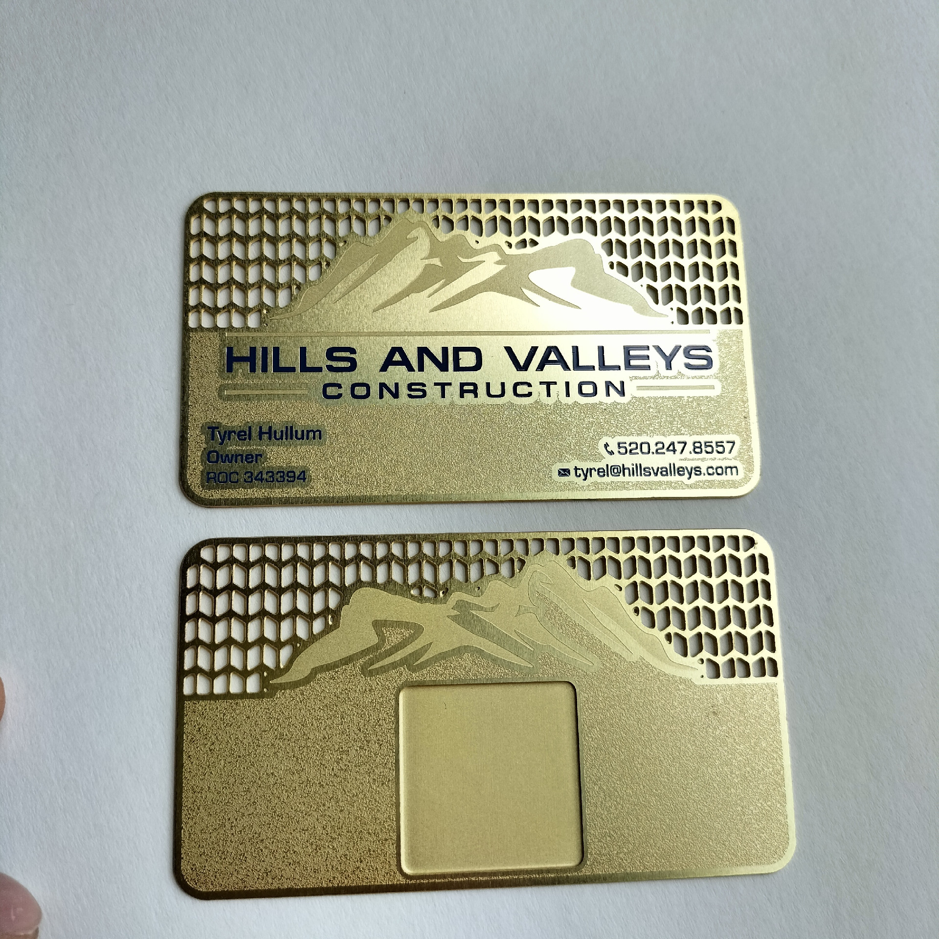 Esta imagem destaca os cartões NFC de metal personalizados para uso premium em identificação com logotipo impresso para aplicações de Cartões IC metálicos com contato.