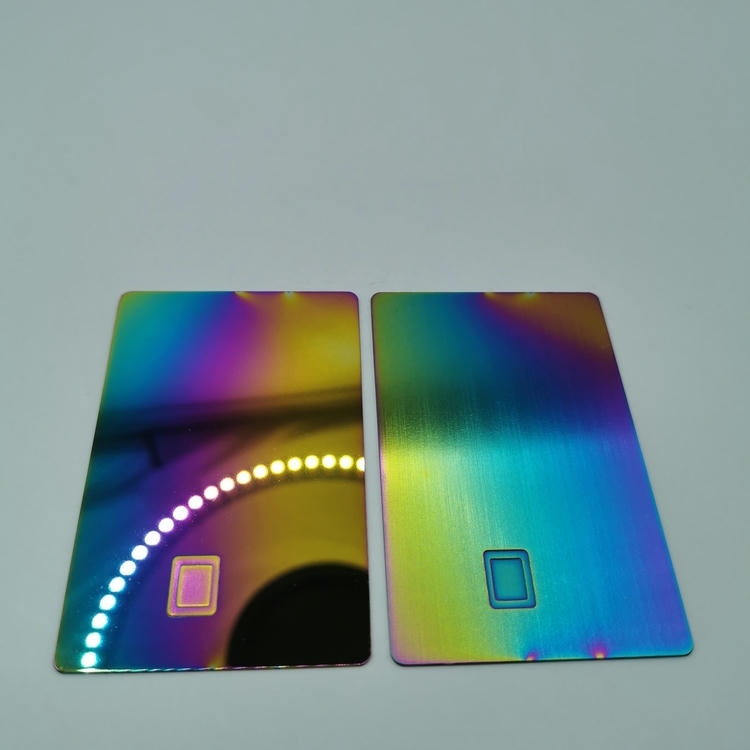 Imagem de Cartões NFC de Metal Escovado para ID e Networking com comparação de produtos para compradores que comparam soluções de Cartões IC metálicos com contato.