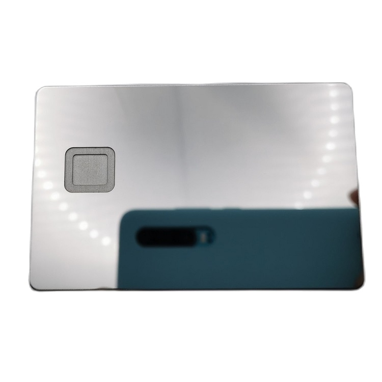 Cartão IC metálico personalizado com destaque para o detalhe do chip em projetos de cartões IC metálicos de contato.