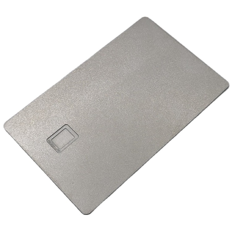 Imagem de cartão IC metálico personalizado com acabamento para aplicações seguras de cartões IC metálicos de contato.