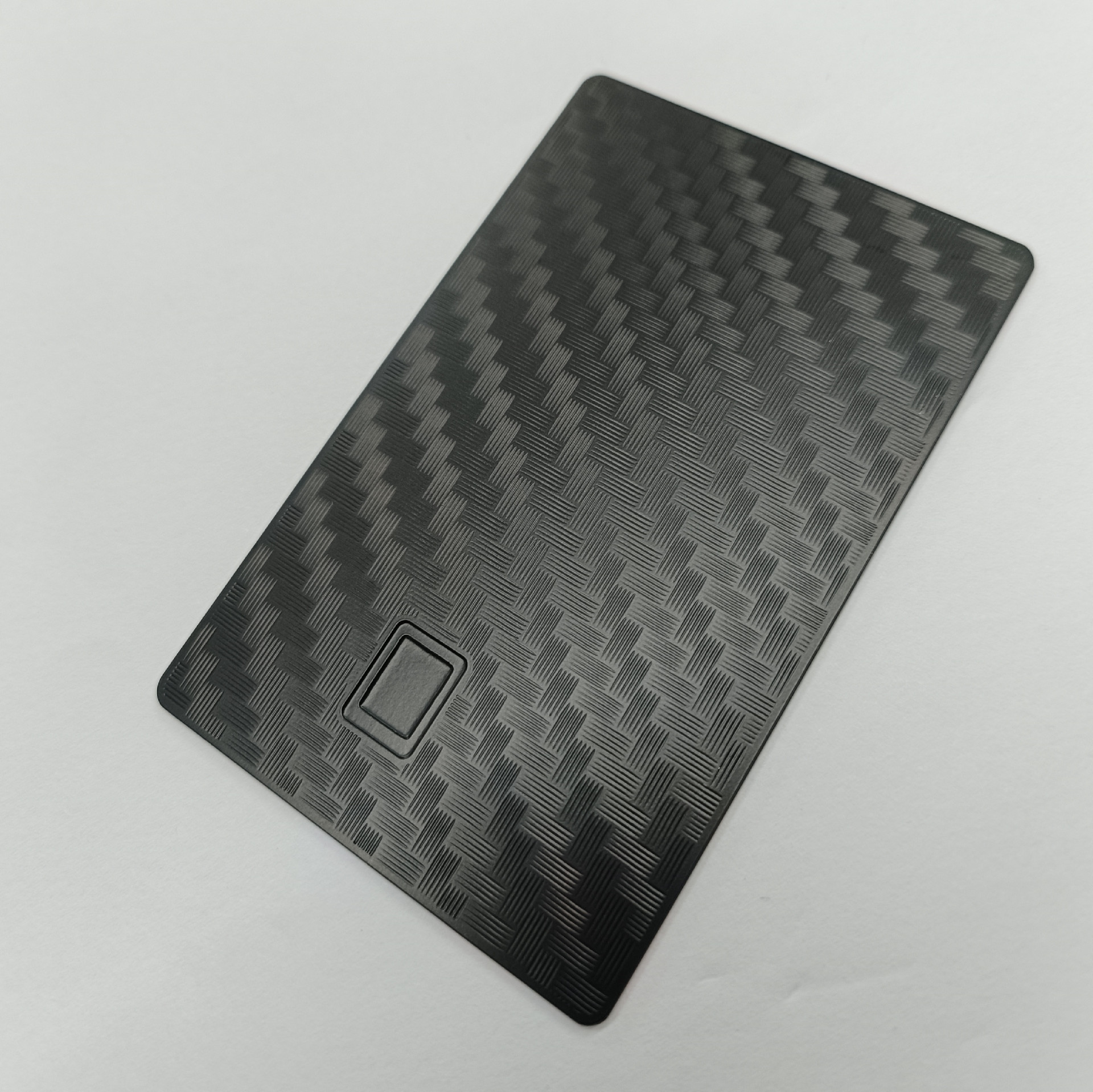 Imagem de cartão IC metálico personalizado com corpo metálico durável para aplicações de cartões IC metálicos de contato.
