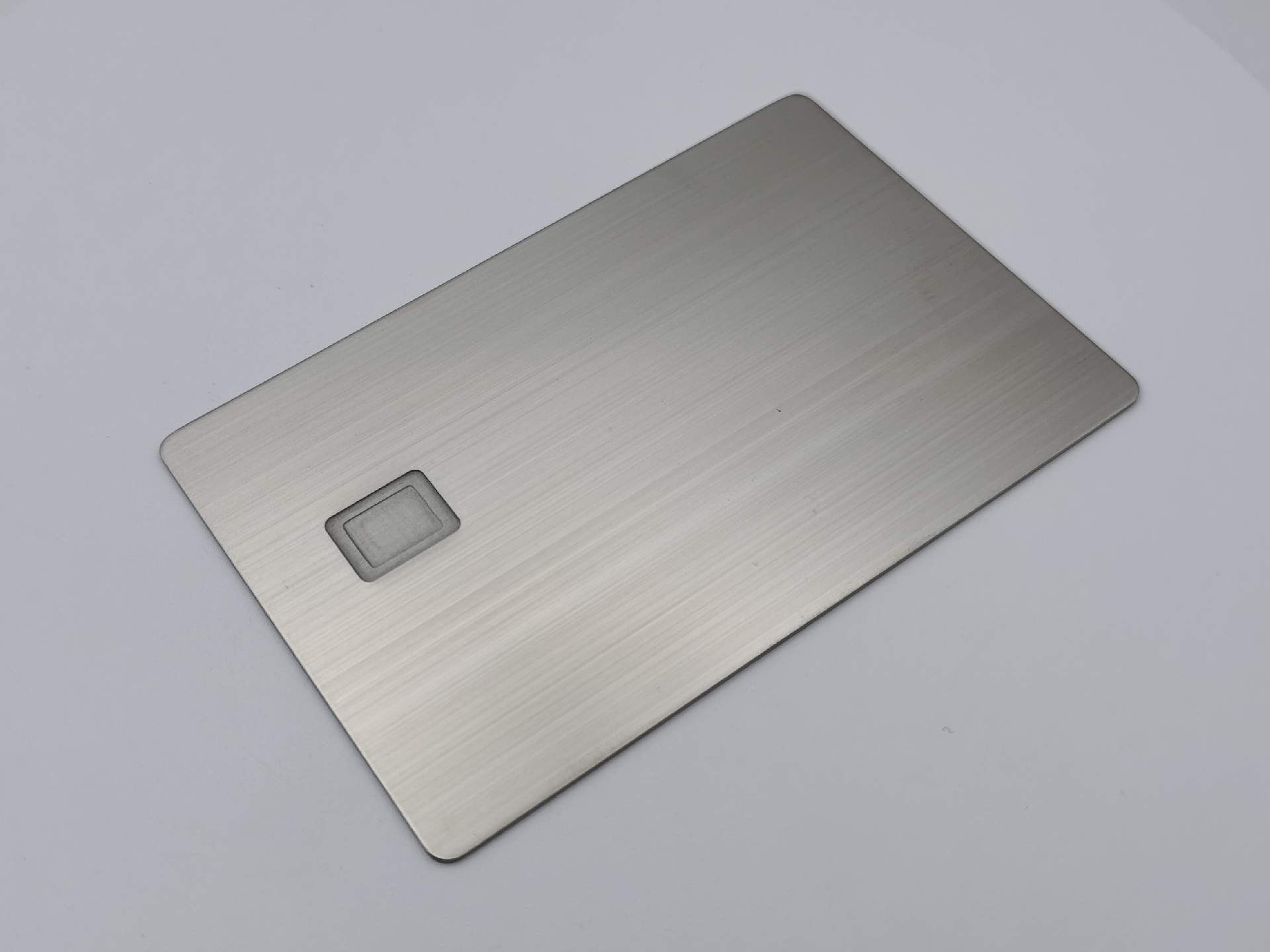 Cartão IC metálico personalizado com destaque para logotipo gravado em projetos de cartões IC metálicos de contato.