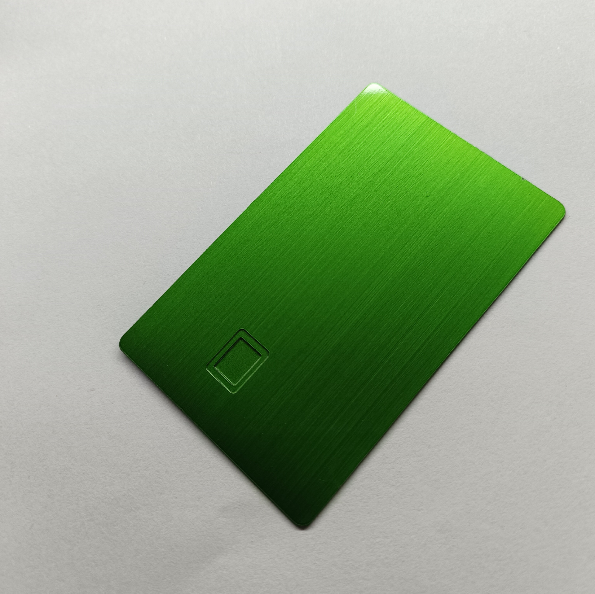 Cartão IC metálico personalizado em vista frontal para projetos de cartões IC metálicos de contato.