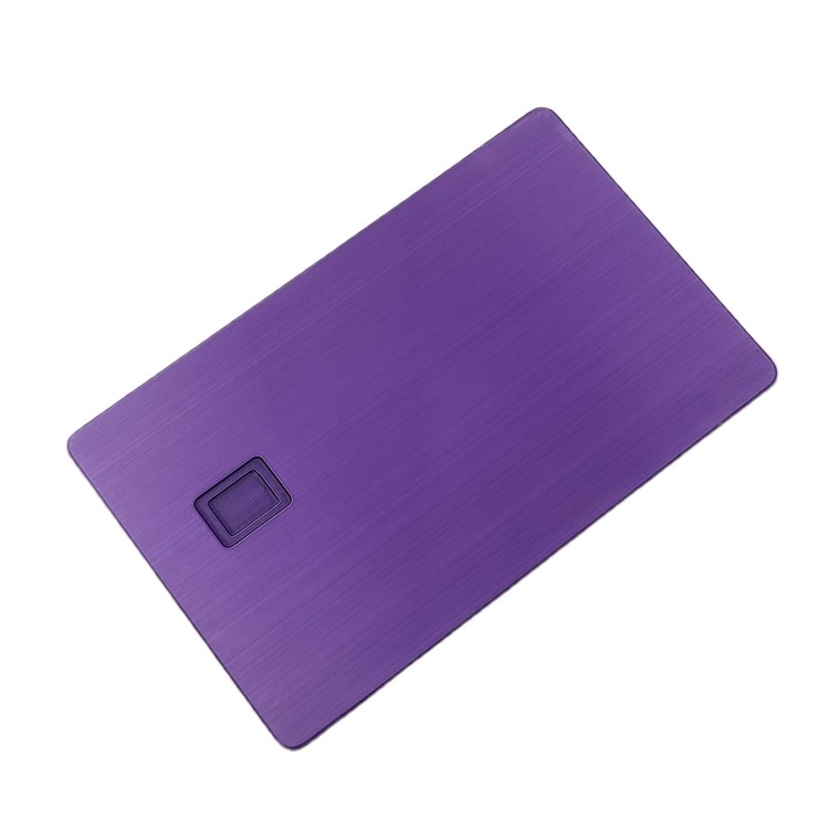 Imagem de cartão IC metálico personalizado com logotipo impresso para aplicações de cartões IC metálicos de contato.