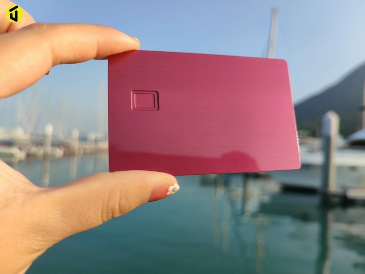 Foto de Cartões IC Metálicos Personalizados para Acesso Seguro mostrando corpo metálico durável na categoria Cartões IC metálicos com contato.