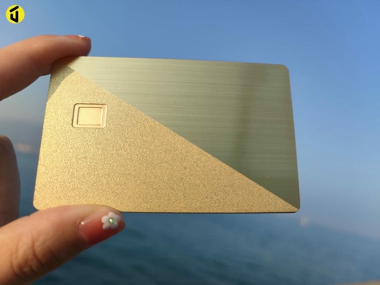 Imagem de Cartões Metálicos IC com Contato Personalizados com foco em logotipo gravado para projetos de Cartões IC metálicos com contato.