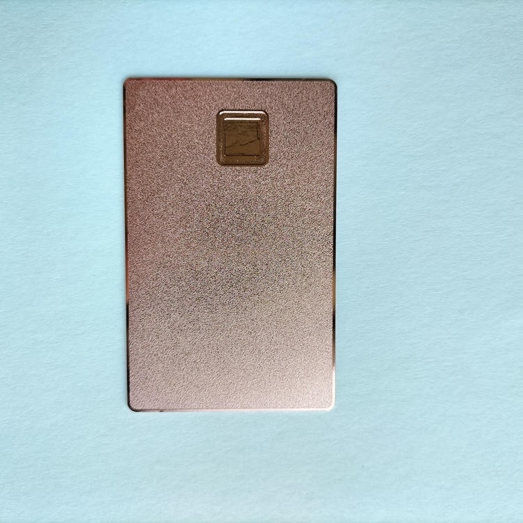 Imagem nítida de Cartões IC Metálicos para Acesso — Pagamento e VIP destacando detalhe de corte a laser para aplicações de Cartões IC metálicos com contato.