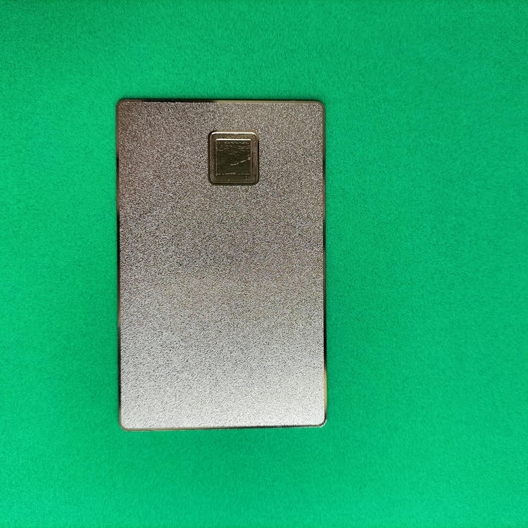 Imagem nítida de Cartões IC Metálicos para Acesso — Pagamento e VIP destacando borda polida para aplicações de Cartões IC metálicos com contato.