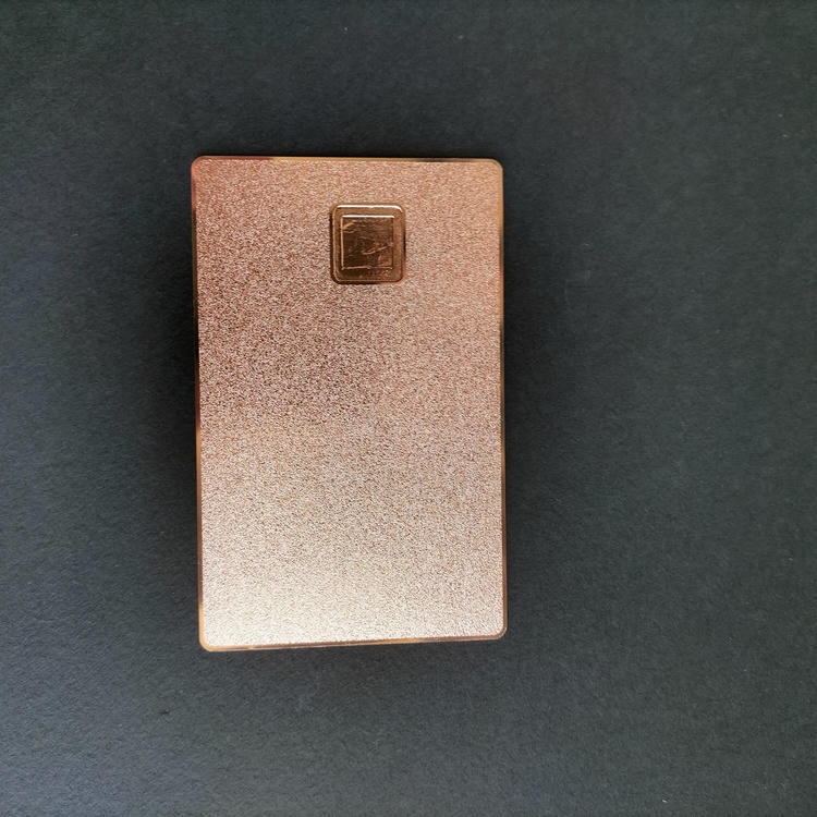 Esta imagem destaca superfície premium em Cartões IC Metálicos para Acesso — Pagamento e VIP para aplicações de Cartões IC metálicos com contato.