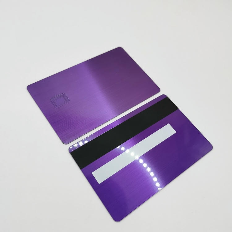 Imagem nítida de Cartões IC Metálicos para Projetos de Identificação destacando acabamento em metal escovado para aplicações de Cartões IC metálicos com contato.
