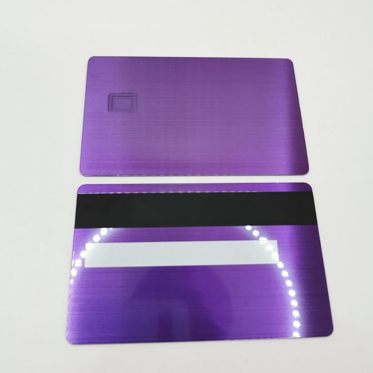 Foto de Cartões IC Metálicos para Projetos de Identificação mostrando logotipo gravado na categoria Cartões IC metálicos com contato.