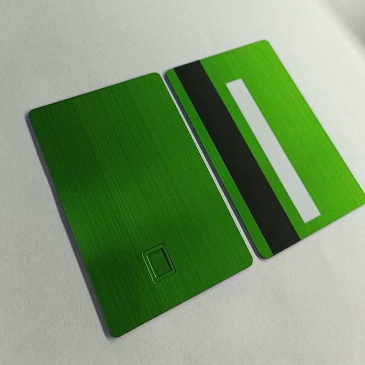Imagem de Cartões IC Metálicos para Projetos de Identificação com foco em detalhe de corte a laser para projetos de Cartões IC metálicos com contato.