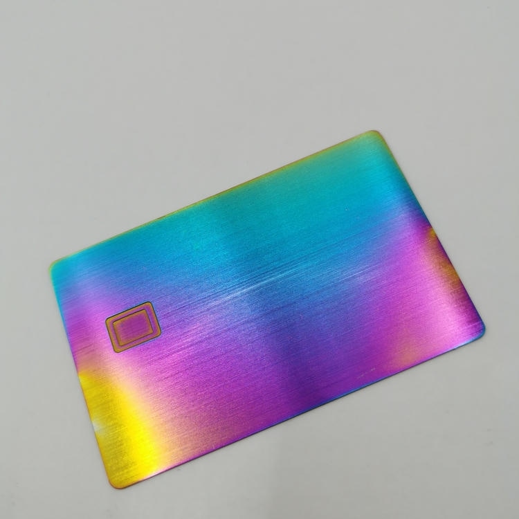Imagem de Cartões IC Metálicos de Contato para ID Seguro com foco em detalhe de corte a laser para projetos de Cartões IC metálicos com contato.