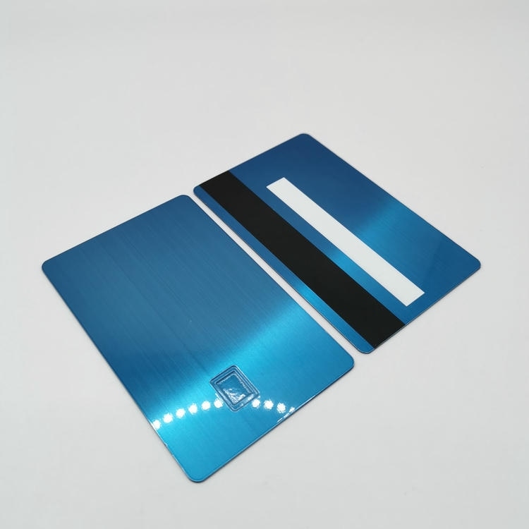 Foto de Cartões IC Metálicos para Fidelização e Acesso mostrando acabamento em metal escovado na categoria Cartões IC metálicos com contato.