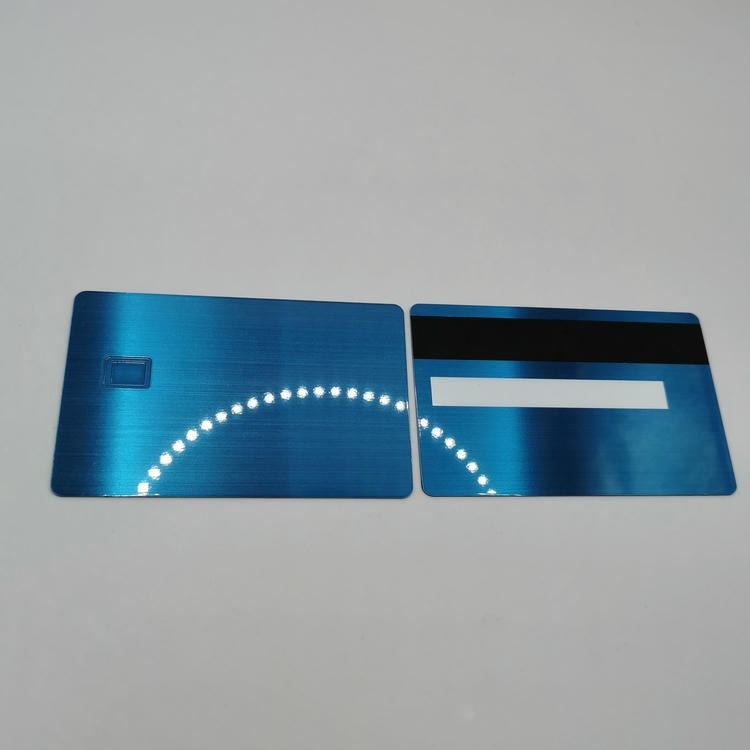 Imagem de Cartões IC Metálicos para Fidelização e Acesso com foco em detalhe de corte a laser para projetos de Cartões IC metálicos com contato.