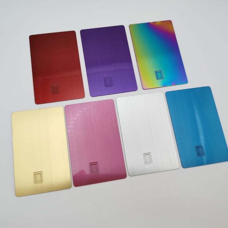 Imagem de Cartões IC Metálicos Personalizados para Transporte Seguro com corpo metálico durável para compradores que comparam soluções de Cartões IC metálicos com contato.
