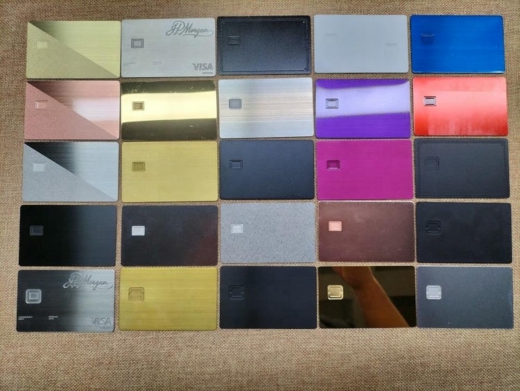 Imagem nítida de Cartões IC Metálicos Personalizados para Transporte Seguro destacando superfície premium para aplicações de Cartões IC metálicos com contato.