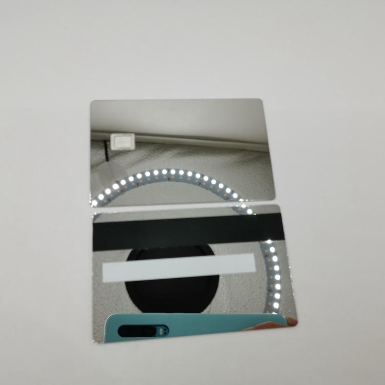 Imagem nítida de Cartões Inteligente Metálicos Bancários Personalizados destacando logotipo gravado para aplicações de Cartões IC metálicos com contato.