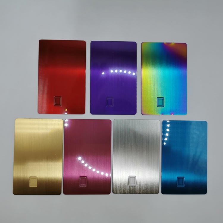 Imagem nítida de Cartões Inteligente Metálicos Bancários Personalizados destacando superfície premium para aplicações de Cartões IC metálicos com contato.
