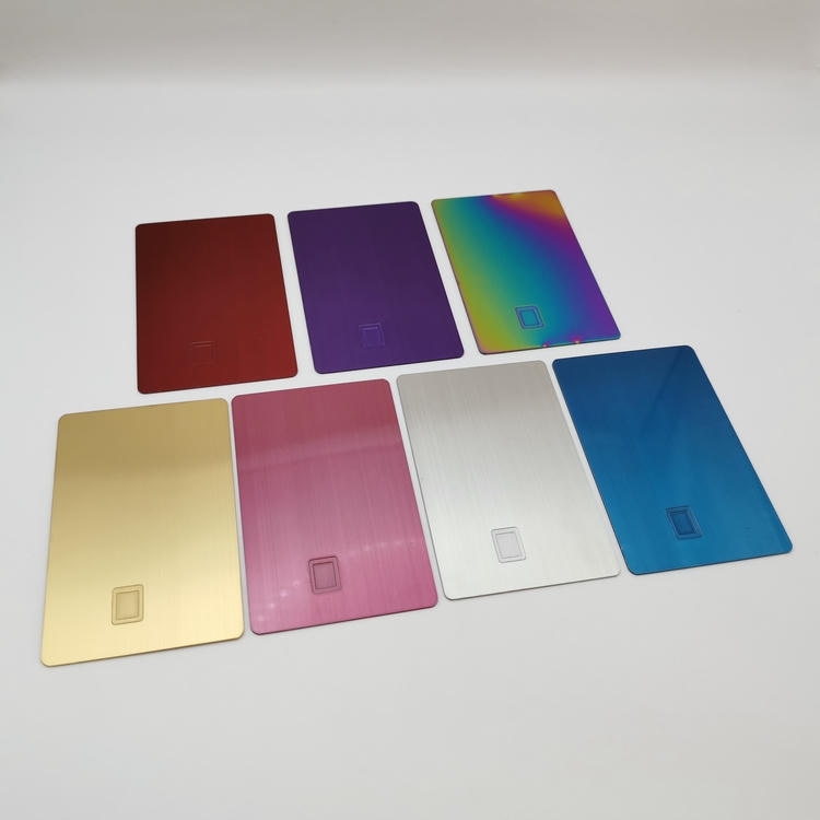 Imagem de Cartões Inteligentes de Metal para Pagamentos Seguros com foco em acabamento em metal escovado para projetos de Cartões IC metálicos com contato.