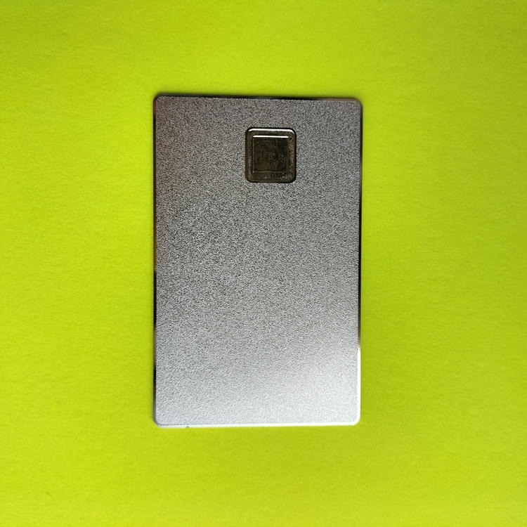 Imagem de Cartões metálicos para transporte e pagamento com foco em acabamento em metal escovado para projetos de Cartões IC metálicos com contato.