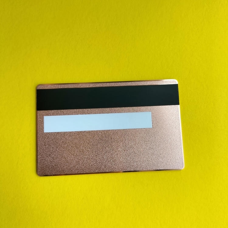 Esta imagem destaca detalhe de corte a laser em Cartões metálicos para transporte e pagamento para aplicações de Cartões IC metálicos com contato.