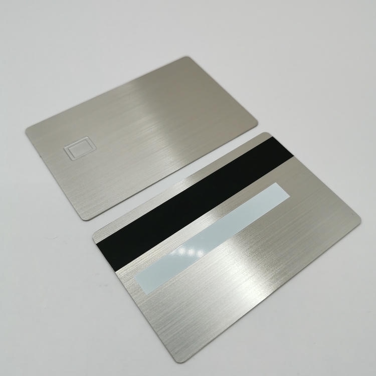Esta imagem destaca acabamento em metal escovado em Cartões de Fidelidade em Metal com Chip Personalizados para aplicações de Cartões IC metálicos com contato.