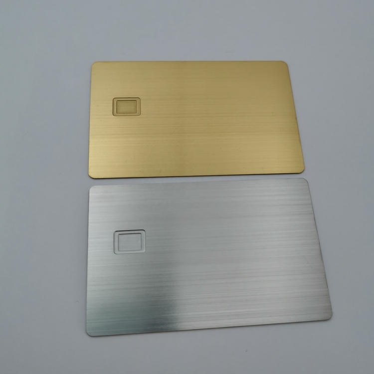 Imagem nítida de Cartões de Fidelidade em Metal com Chip Personalizados destacando logotipo gravado para aplicações de Cartões IC metálicos com contato.