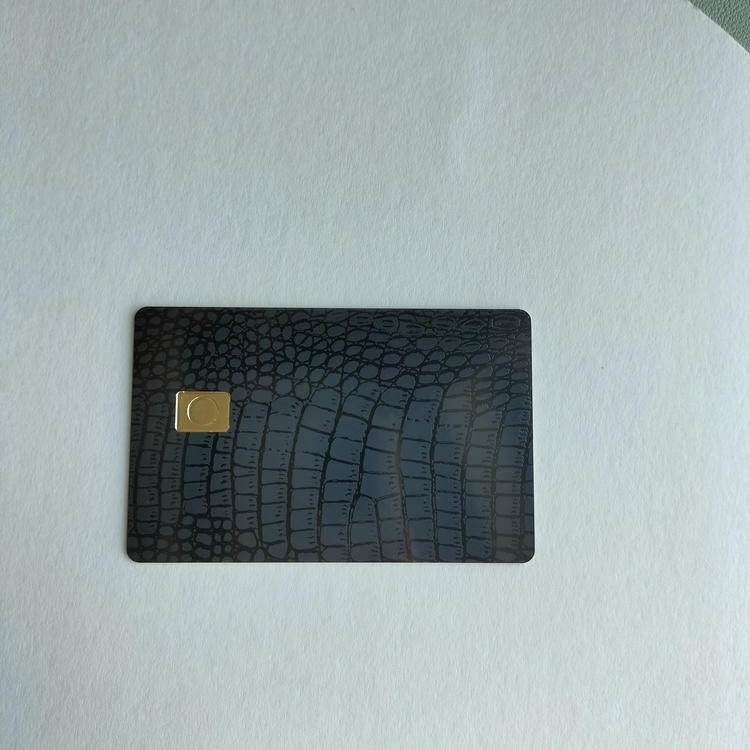 Foto de Cartões IC Metálicos de Contato para Pagamentos mostrando detalhe de corte a laser na categoria Cartões IC metálicos com contato.
