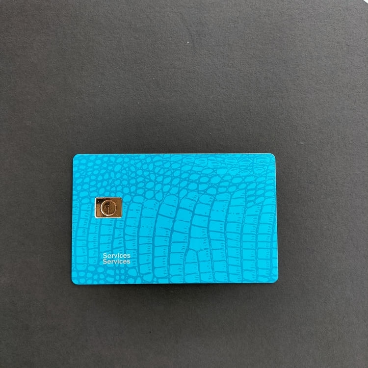 Imagem nítida de Cartões IC Metálicos de Contato para Pagamentos destacando superfície premium para aplicações de Cartões IC metálicos com contato.