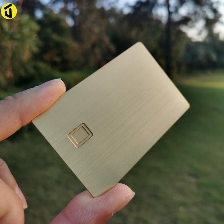 Esta imagem destaca detalhes do chip em Cartões IC Metálicos para Pagamento em Transporte para aplicações de Cartões IC metálicos com contato.