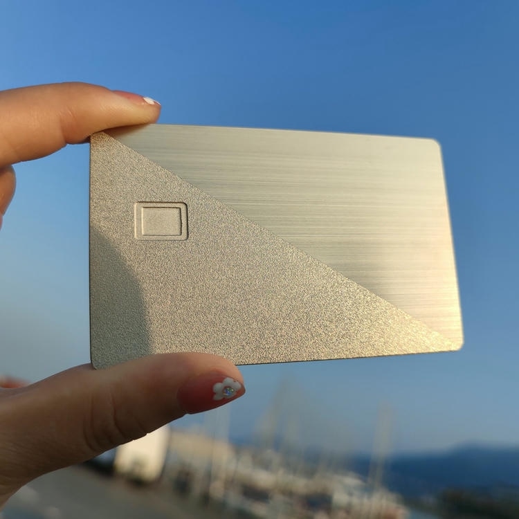 Esta imagem destaca leitura sem contato em Cartões IC Metálicos para Pagamento em Transporte para aplicações de Cartões IC metálicos com contato.