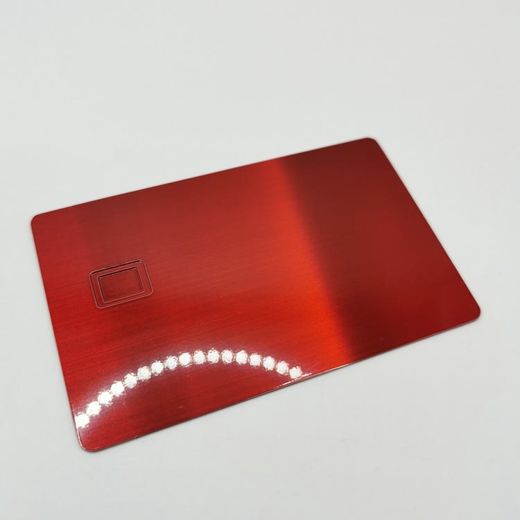Cartão inteligente metálico personalizado com acabamento espelhado iridescente e superfície multicolorida refletiva para programas exclusivos de associação VIP.