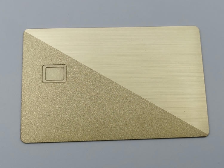 Cartão metálico de contato prateado espelhado e altamente refletivo; com superfície polida e integração precisa do espaço para o chip.