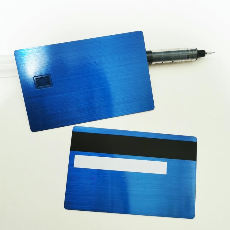 Este cartão IC de contato em aço inoxidável escovado apresenta uma textura metálica durável; adequada a sistemas de controle de acesso de alto padrão.
