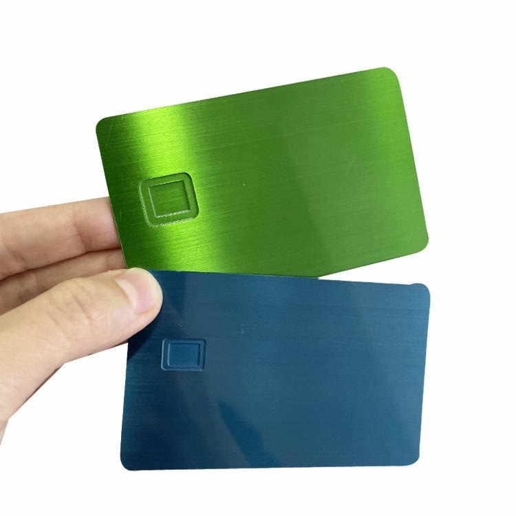 Vários cartões IC metálicos de contato dourados personalizados estão dispostos para mostrar o acabamento espelhado luxuoso e o design elegante.