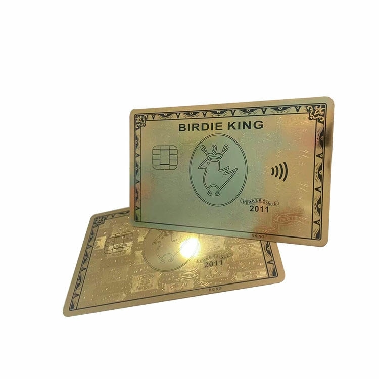 Um elegante cartão metálico preto fosco seguro com superfície limpa e posicionamento preciso para o módulo de chip de contato.
