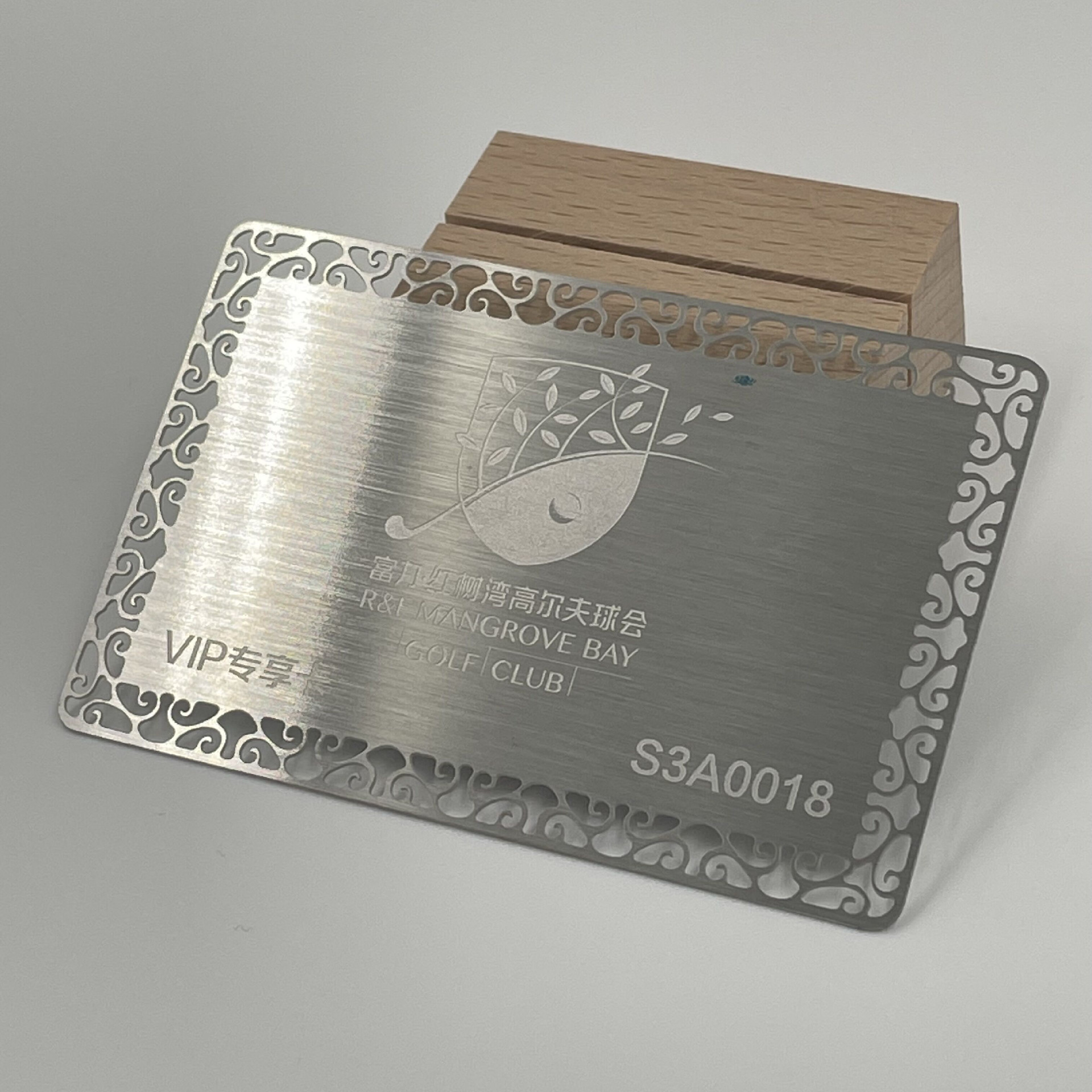 Cartões de Visita Metálicos Pretos Foscos para Marcas Premium, exibidos com acabamento em metal escovado para compradores que comparam soluções de Cartões de Visita Metálicos.