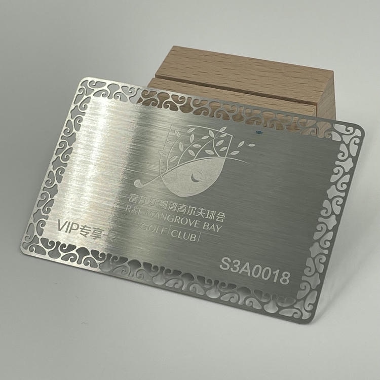 Foto do produto Cartões de Visita Metálicos Pretos Foscos para Marcas Premium, mostrando o detalhe do chip na categoria Cartões de Visita Metálicos.