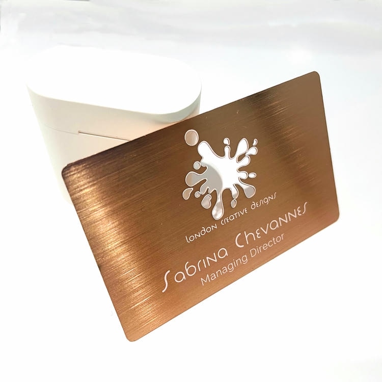 Imagem de Cartões de Visita Metálicos Pretos Foscos com logotipo impresso para compradores que comparam soluções de Cartões de visita metálicos.
